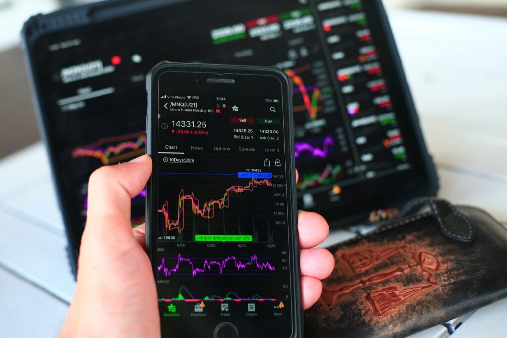 How To Trade The Stock Market For Beginners, man trading on phone